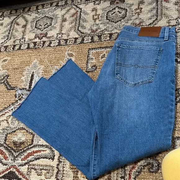 Lucky Brand Distressed straight leg Jeans. Mid rise with raw hem size 12/31 - Picture 10 of 10